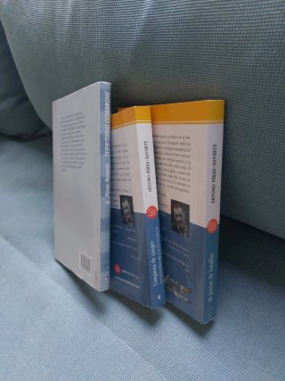 Tres libros de Arturo Pérez Reverte de bolsillo.