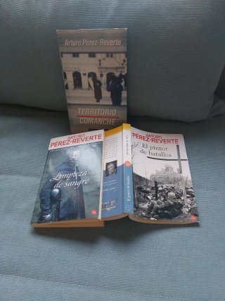 Tres libros de Arturo Pérez Reverte de bolsillo.