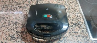 Sandwichera Eléctrica Negra