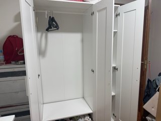 Armario blanco con puertas de cristal