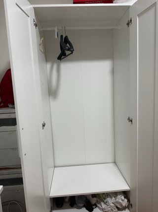 Armario blanco con puertas de cristal