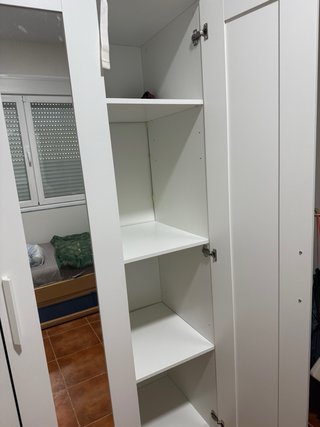 Armario blanco con puertas de cristal