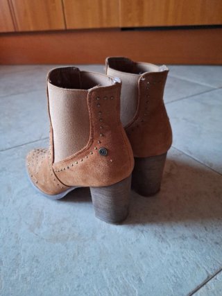 Botines Marrones con Tachuelas Doradas