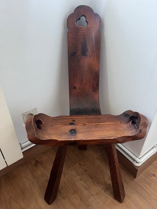 Silla antigua de madera rústica