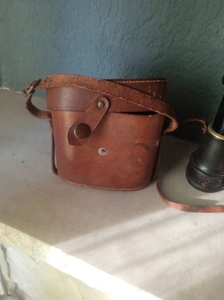 Prismáticos antiguos con funda de cuero