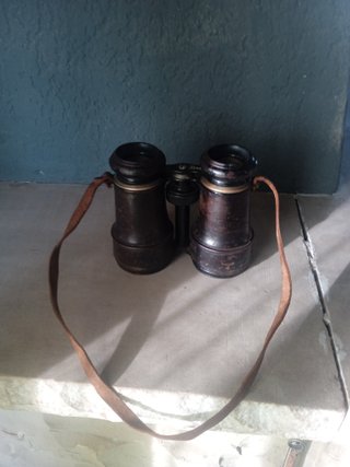 Prismáticos antiguos con funda de cuero