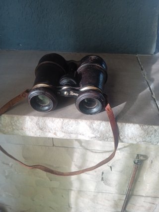 Prismáticos antiguos con funda de cuero