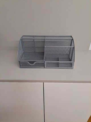 Organizador de escritorio metálico gris con cajón.