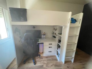 Cama alta con escritorio y estantería