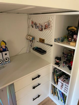 Cama alta con escritorio y estantería