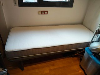 Cama individual gris y blanca con estructura