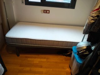 Cama individual gris y blanca con estructura