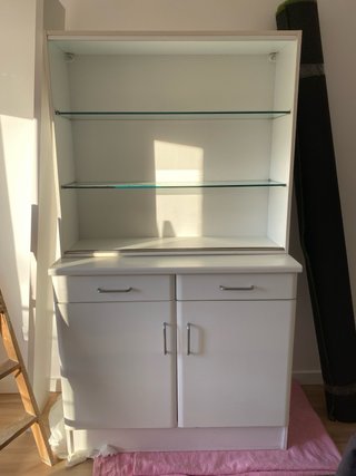 Mueble blanco con cajones y puertas