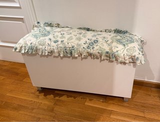 Baúl blanco con cojín floral