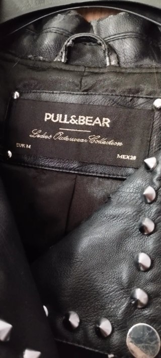 Chaqueta Rock Negra con Tachuelas y Rosas