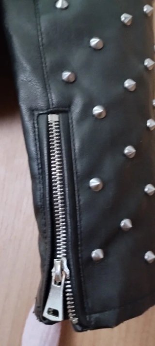 Chaqueta Rock Negra con Tachuelas y Rosas
