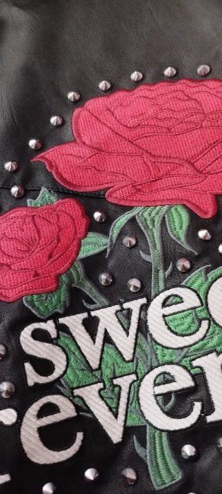 Chaqueta Rock Negra con Tachuelas y Rosas