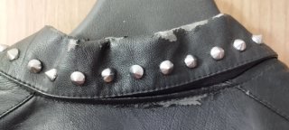 Chaqueta Rock Negra con Tachuelas y Rosas