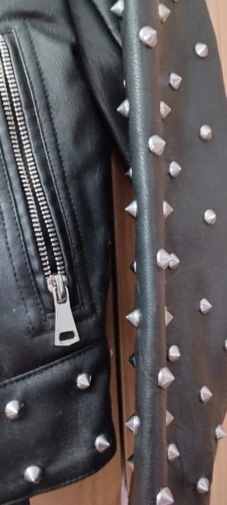 Chaqueta Rock Negra con Tachuelas y Rosas