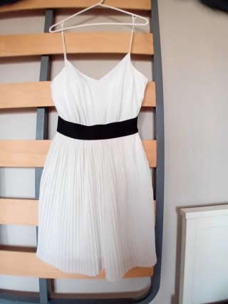 Vestido blanco elegante con fajín negro
