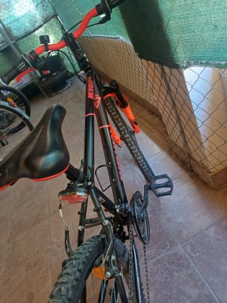 Bicicleta Montaña Negra y Naranja