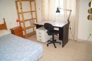 Mesa de estudio de madera