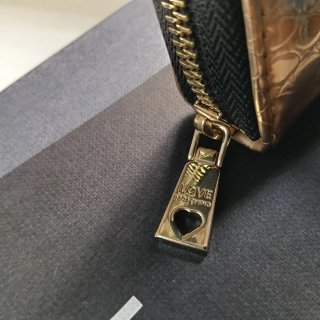 Cartera Love Moschino efecto cocodrilo dorada