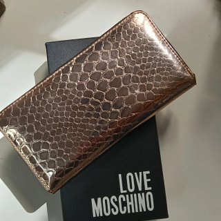 Cartera Love Moschino efecto cocodrilo dorada
