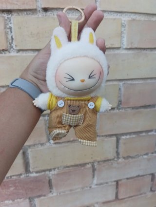 Llavero de peluche conejito con overol
