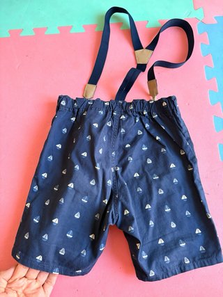 Pantalón corto niño con tirantes estampado