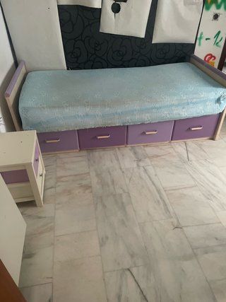 Dormitorio completo: cama, mesa, estantería