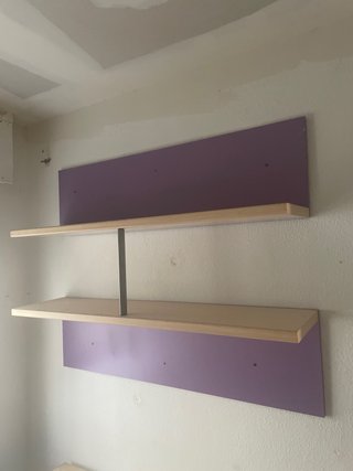 Dormitorio completo: cama, mesa, estantería
