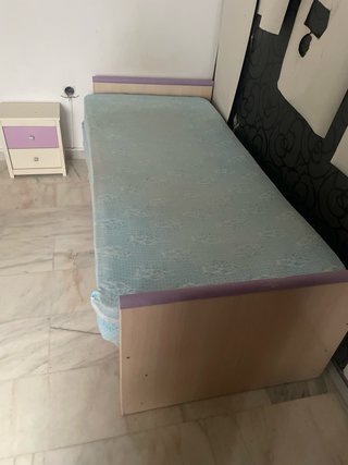 Dormitorio completo: cama, mesa, estantería