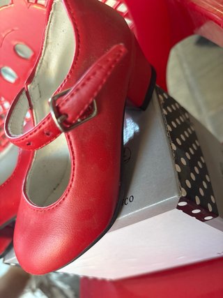 Zapatos rojos de tacón para niña