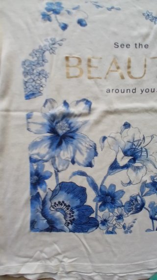 Camiseta floral azu, doradal y blanca