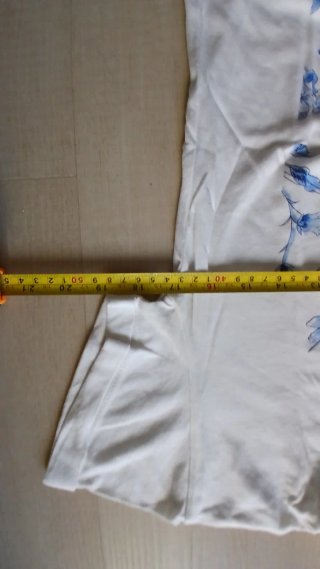 Camiseta floral azu, doradal y blanca