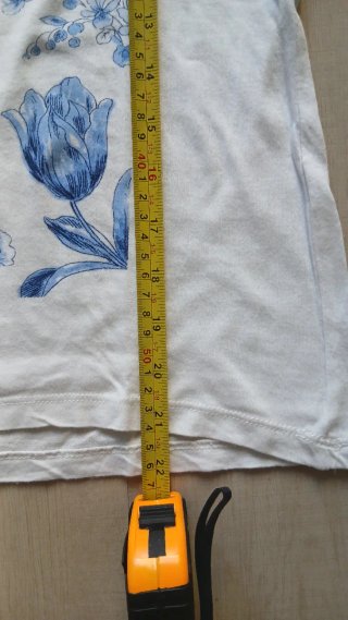 Camiseta floral azu, doradal y blanca