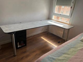 Mesa de estudio angular plateada y blanca