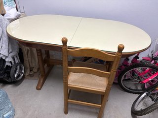 Mesa y sillas de madera con asiento de anea.