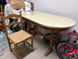 Mesa y sillas de madera con asiento de anea.