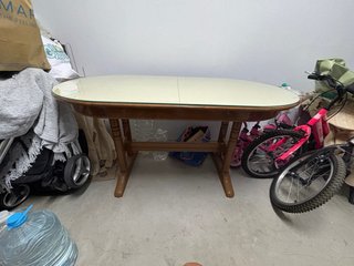 Mesa y sillas de madera con asiento de anea.