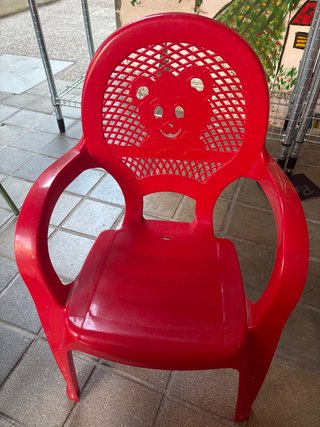 Silla infantil roja con diseño de oso