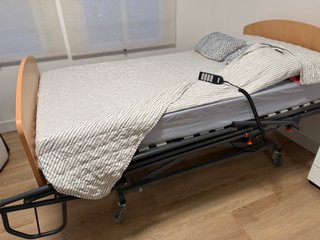 Cama articulada madera y metal con colchón