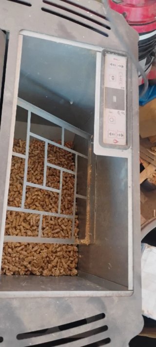 Estufa de pellets roja