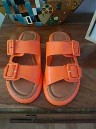 Sandalias naranjas con hebillas