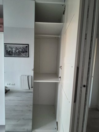 Armario blanco con espejo en una de las puertas