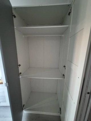 Armario blanco con espejo en una de las puertas