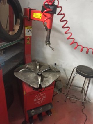 Maquina Desmontadora de Neumaticos.