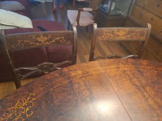 Mesa de comedor y 4 sillas de madera