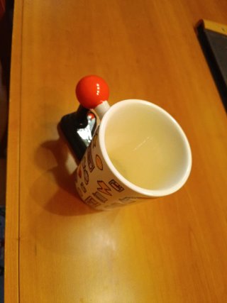 Taza con diseño de joystick retro